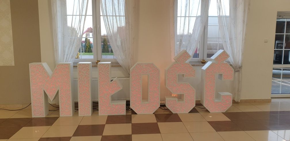 Słowo miłość na walentynki