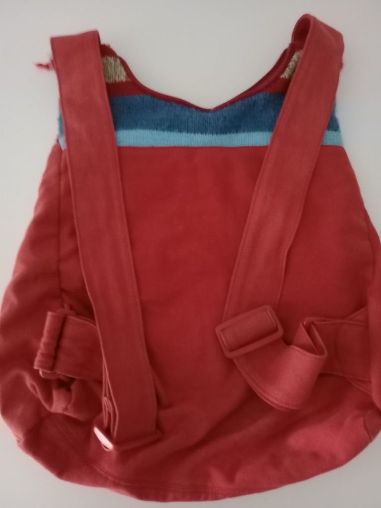 Mochila em tecido e crochê.