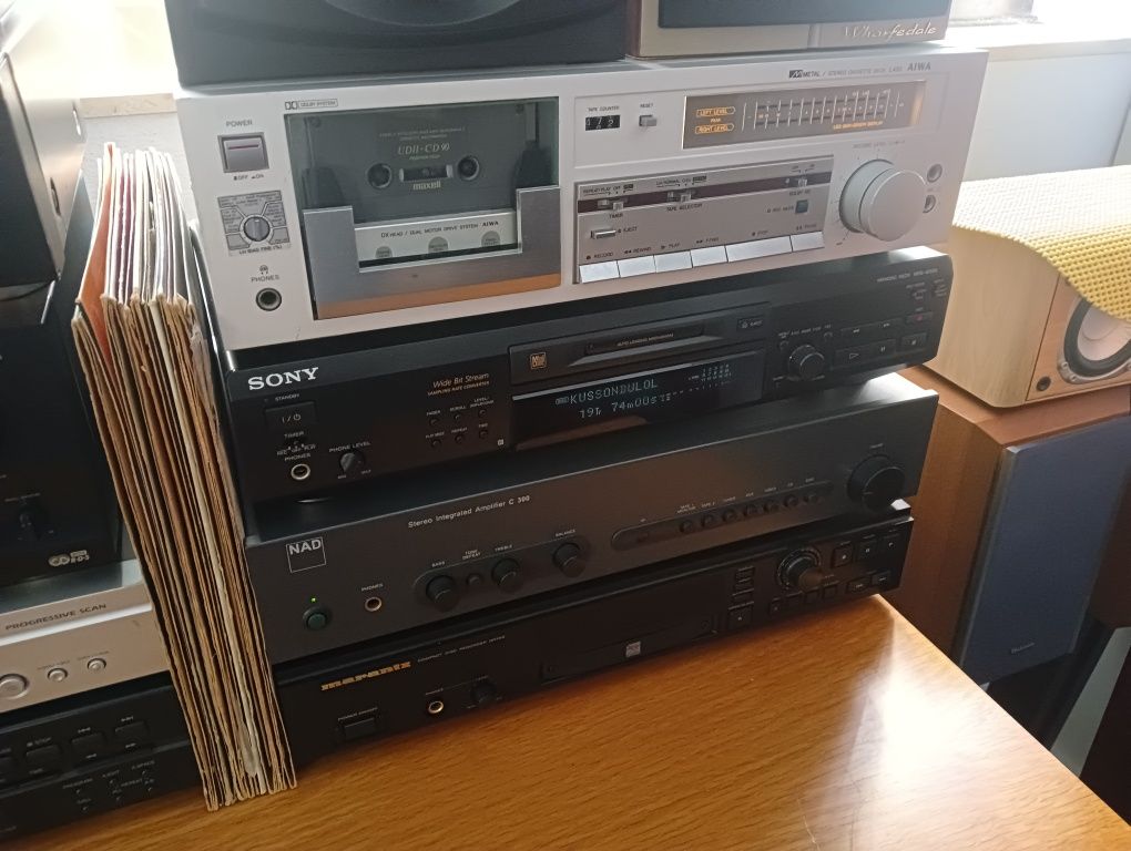 Amplificadores, leitores CD, decks cassetes