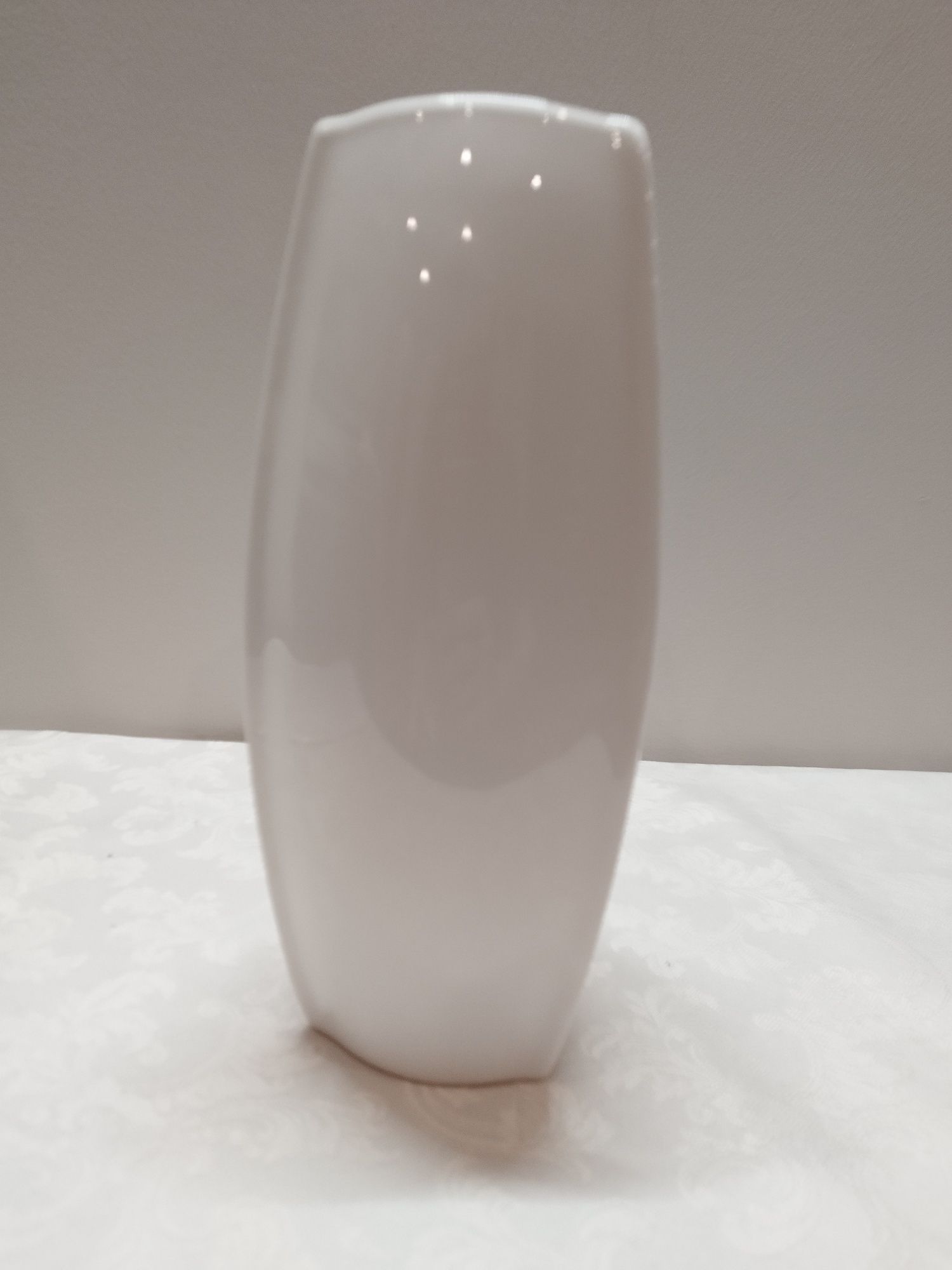 Biały porcelanowy wazon