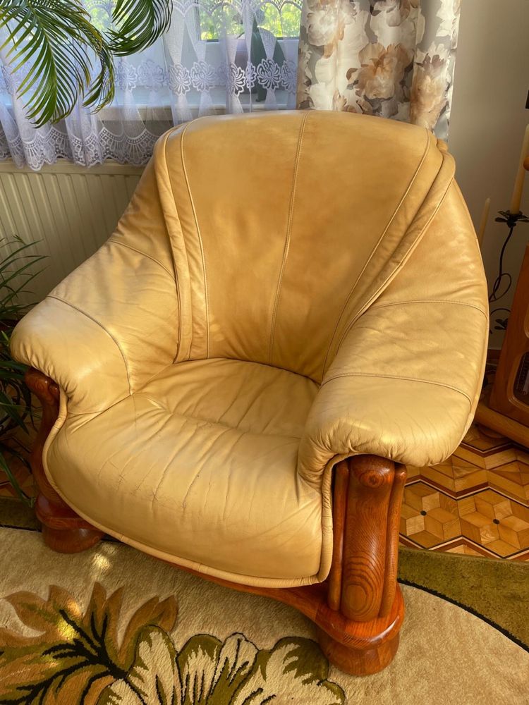 Komplet Mebli – Sofa, 2 Fotele i Stolik z Litego Drewna