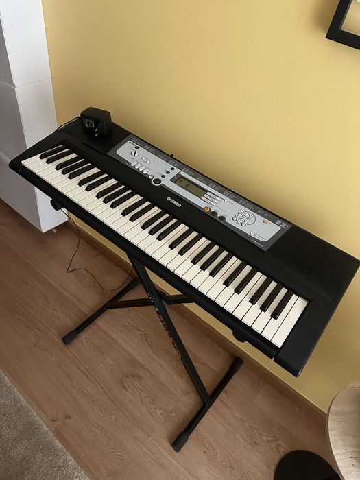 Piano Yamaha E213