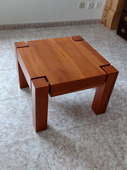 Mesa de centro quadrangular