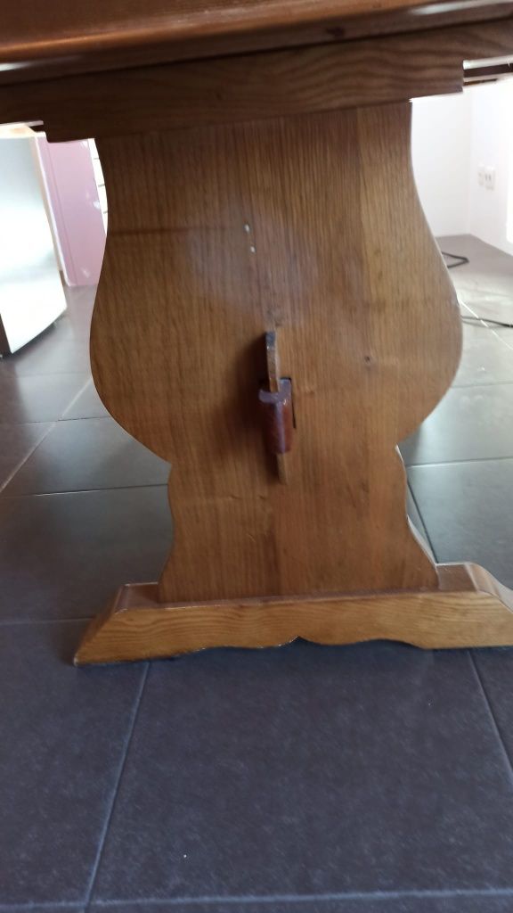 Mesa retangular em madeira, com tampo de Granito rosa