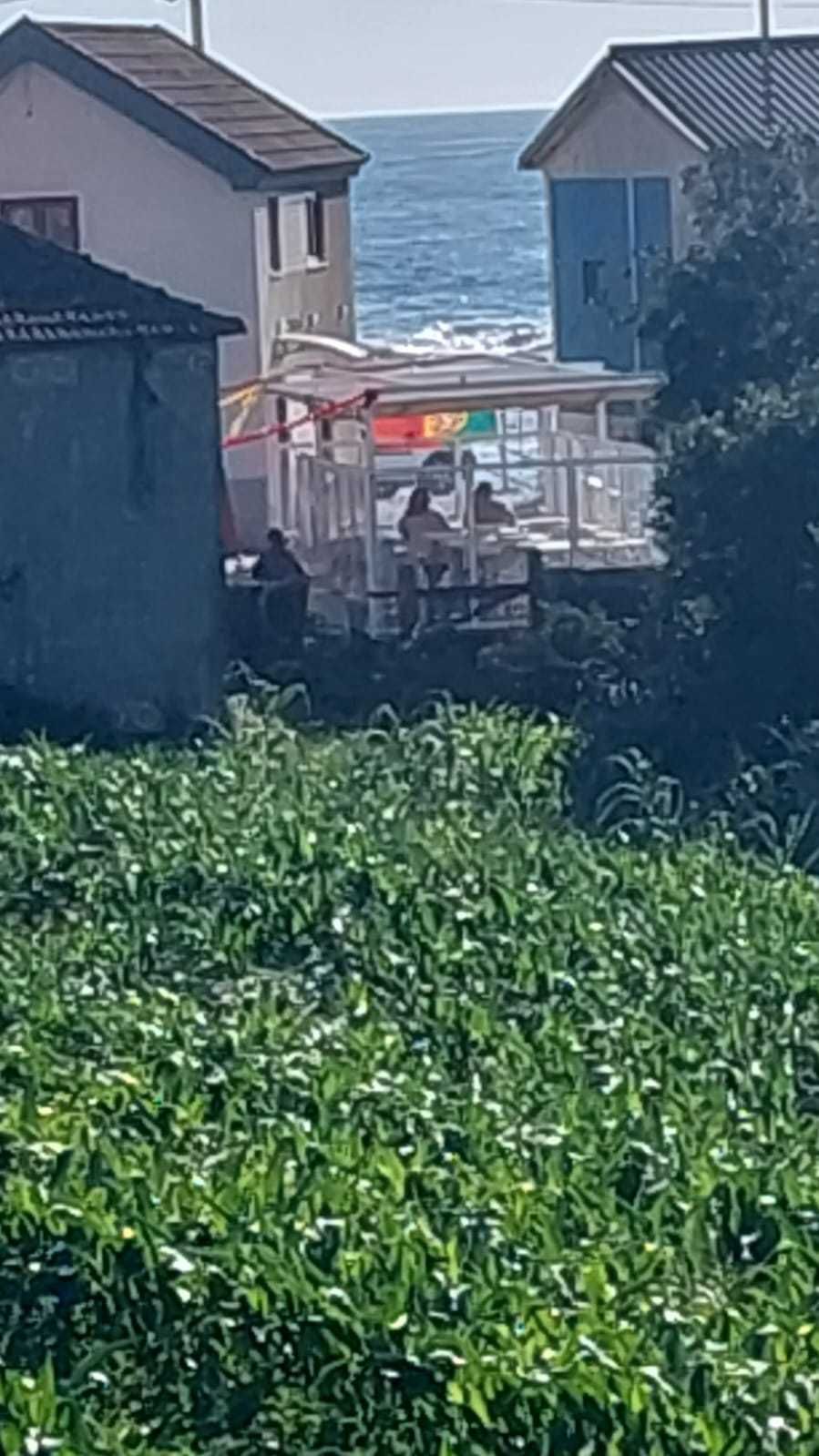 Terreno para construção junto ao mar com 2 casas para restauro