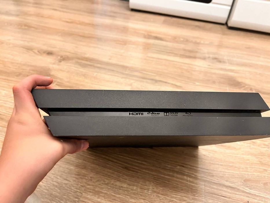 PS4 Slim 1TB — як нова, в комплекті 3 гри, тиха