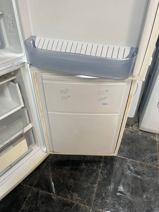 Холодильник Indesit 2 метра в рабочем состоянии.Доставка,гарантия