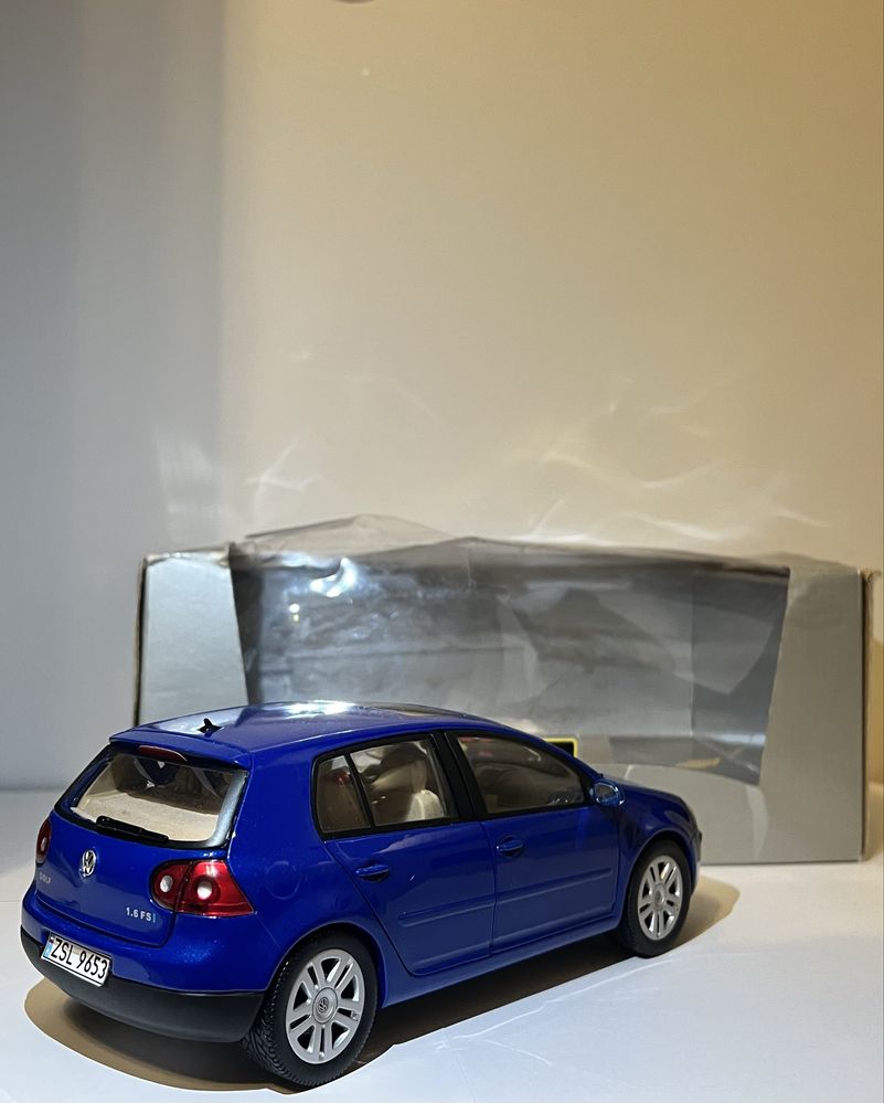 1:18 Volkswagen Golf V / Bburago niebieski.