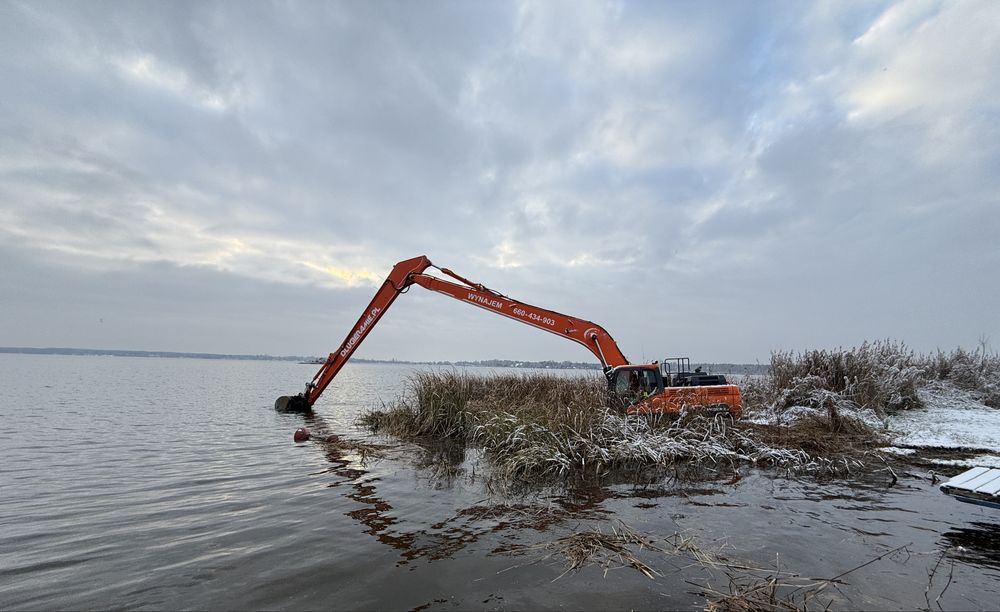 Roboty ziemne, koparka Long, kopanie stawu