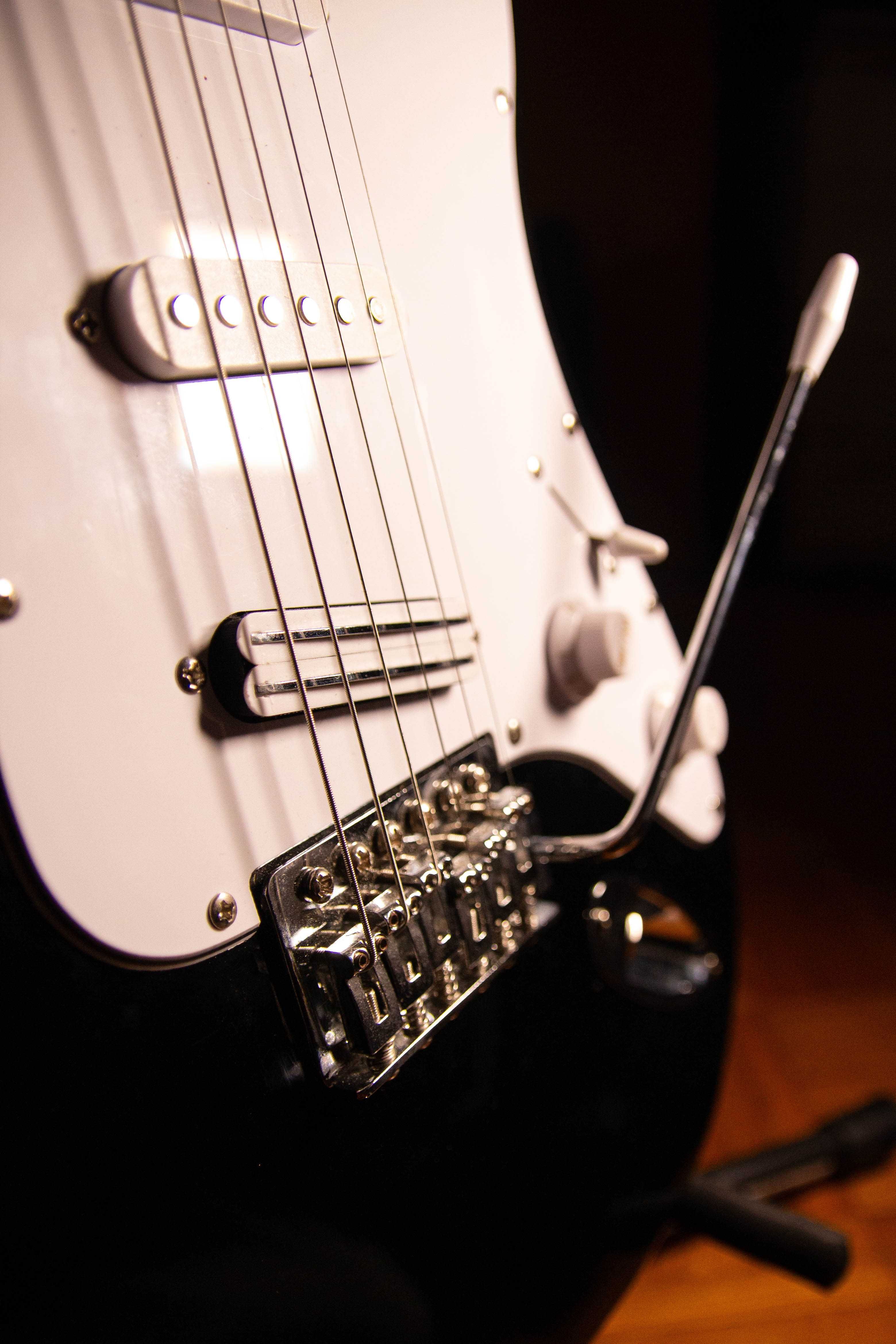 Guitarra elétrica Gear4music Modificada + saco e strap