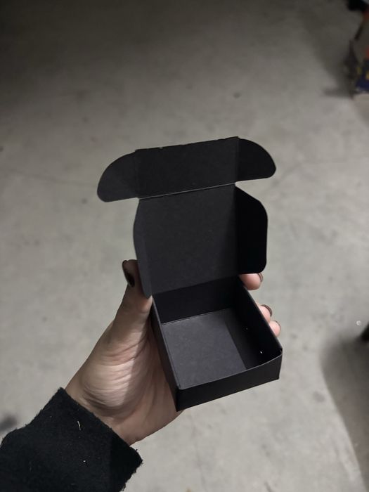 caixas de oferta pretas