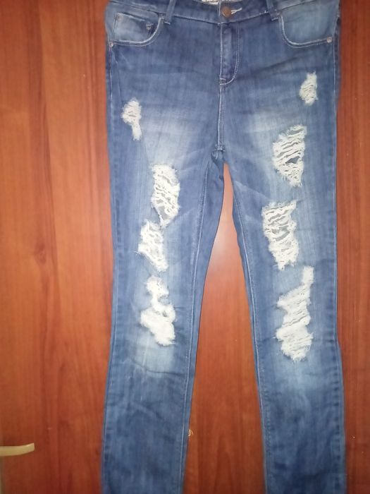 Nowe spodnie dżinsowe damskie z przetarciami.