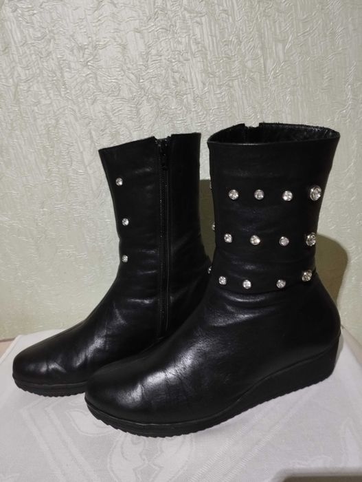 Продам жіночі чорні шкіряні напівчоботи італійського виробництва