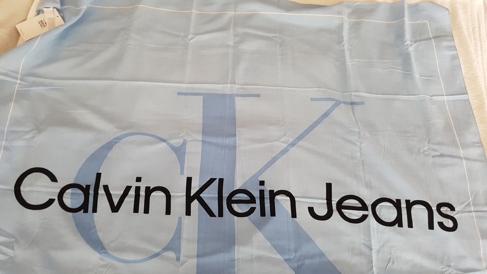 Платок фирмы Calvin Klein 130×130см,оригинал.