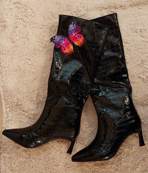 Женские лакированные Козаки из кожы Крокодила на шпильке размер 36