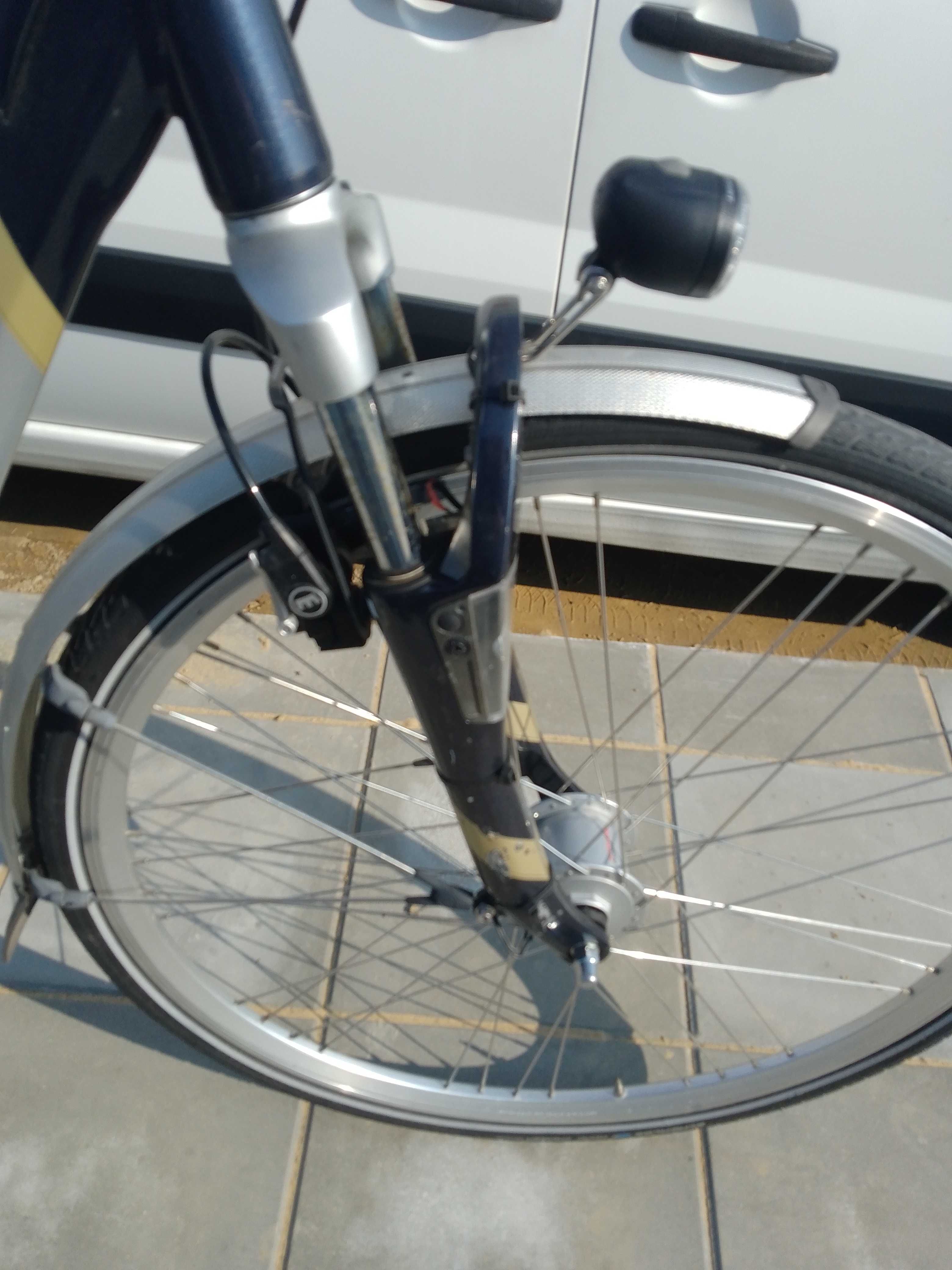 Rower Trek Nexus 7 amortyzator przód dynamo w przedniej piaście