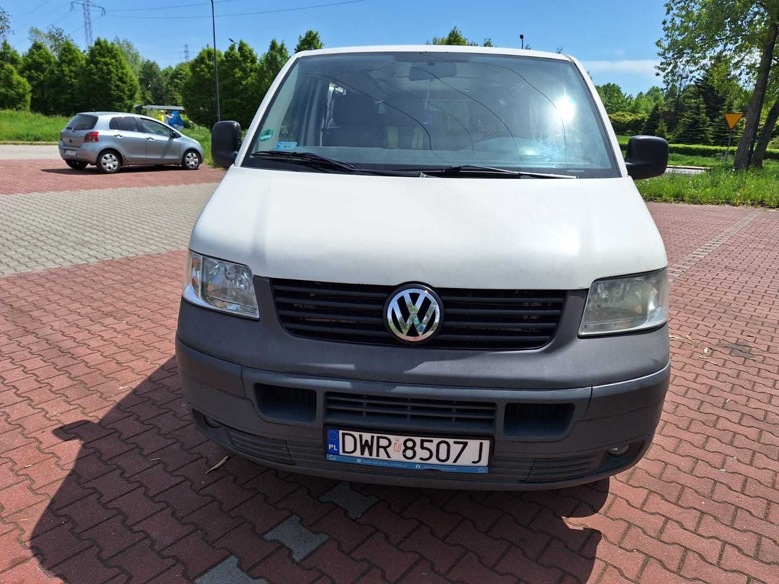 Wynajem Busa Doka VW  T5, 9 os. long, Hak. Do przewozu pracowników