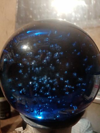 Куля скляна синя з бульбашками всередині