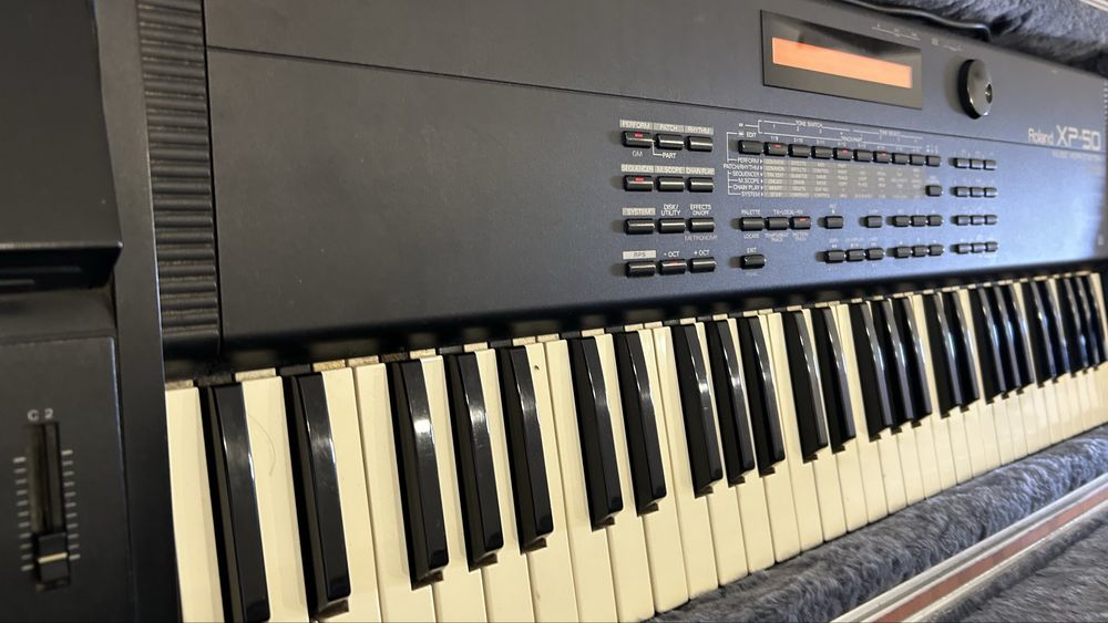 Roland XP50 com Case Rígido (Hard Case)