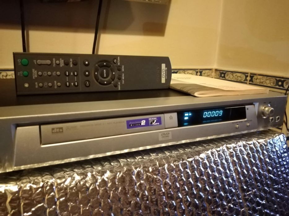 Leitor de DVD's e cds Sony com comando