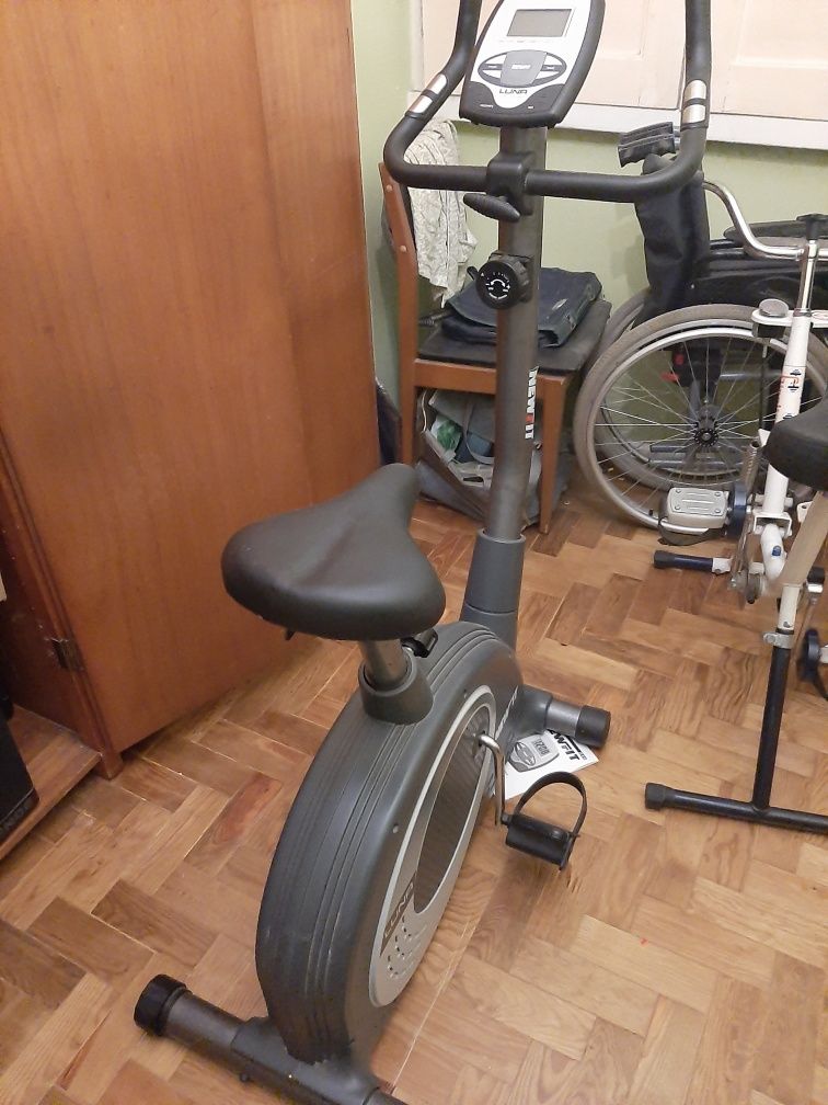 Bicicleta estática com controlo de força