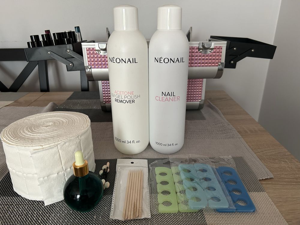 Kufer z wyposazeniem do mani/ pedi z lampą Neonail