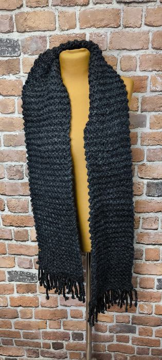 Ręcznie robiony gruby szalik w kolorze grafitowym