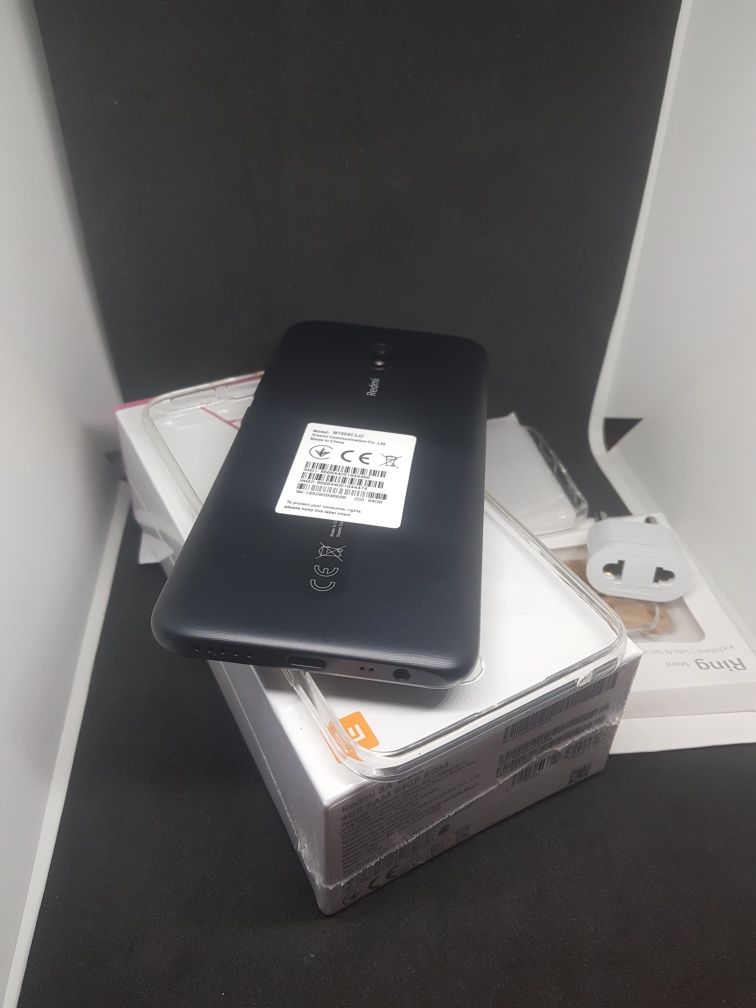 Redmi 8 a 4 / 64 .+ чохол + захисне.(як новий)