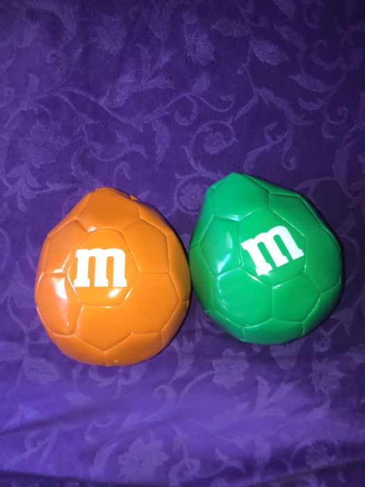 Колекційний м'яч  у формі арахісових цукерок M&M's. Макдональдс