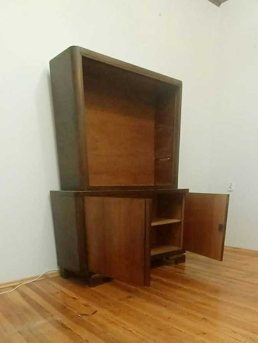 Stary drewniany kredens