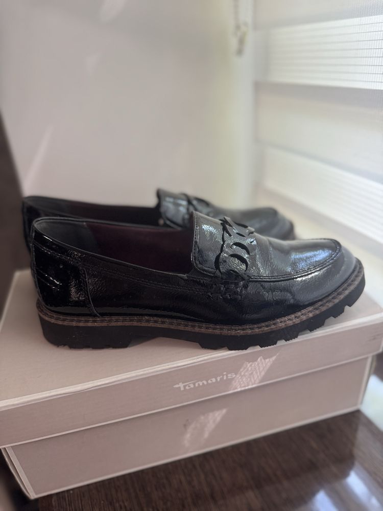 Лофери zara черные, лаковые, туфли на плоской подошве