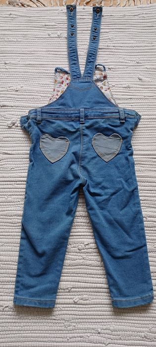 Ogrodniczki i sweterek dla dziewczynki.