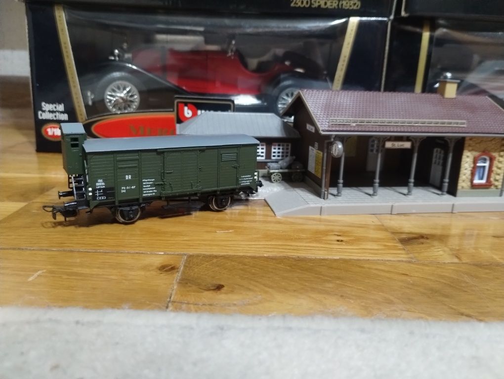 Budynek Stacja kolejowa H0 1:87 (nowy)+ wagon Piko H0 1:87