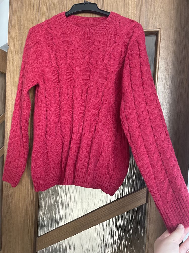 Czerwony sweter na zimę