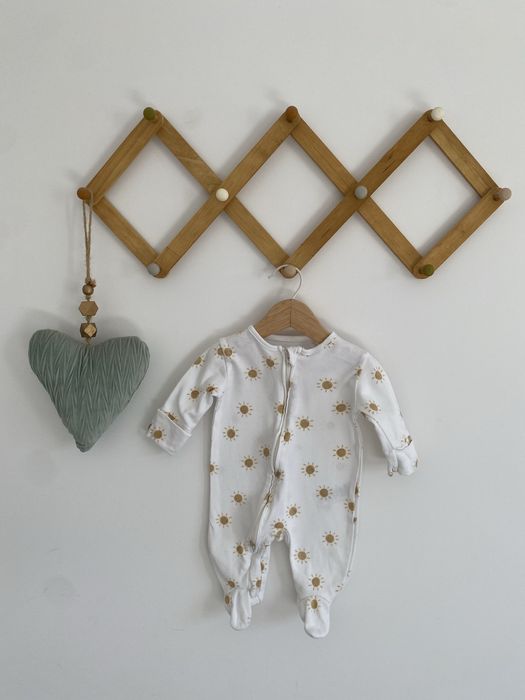 Pajac next 56 biały w beżowe słoneczka jak newbie