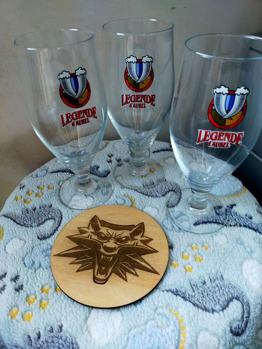 Trzy pokale Legende i podkładka Wiedźmin