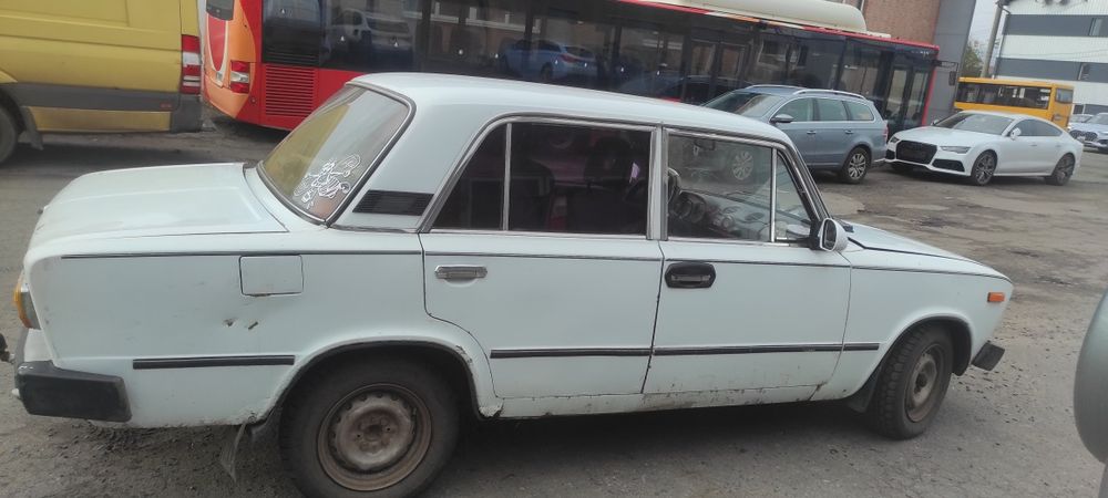 ВАЗ 2106 на повному ходу.