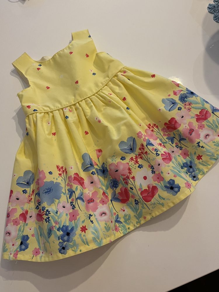 Vestido para 6/9 meses. Ofereço os portes de envio.