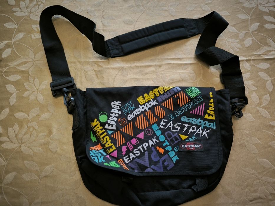 Mochila Eastpak tiracolo