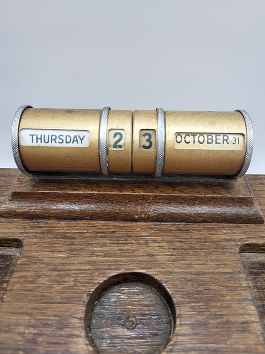 Stary, wieczny kalendarz z kałamarzami