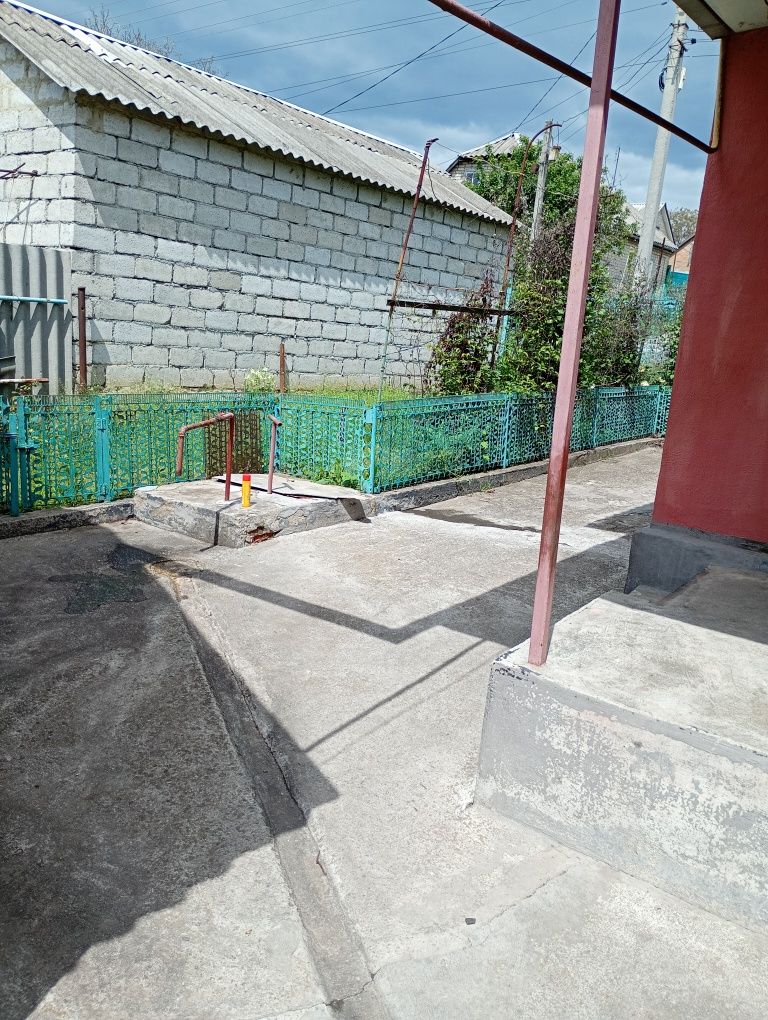 Продається пів будинку