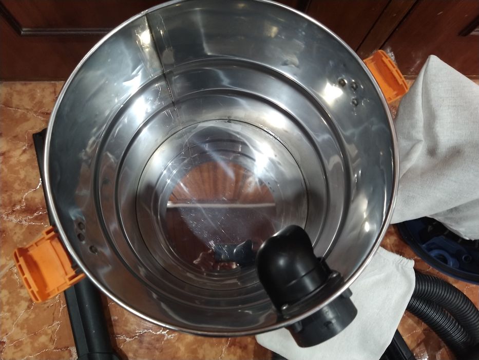 Aspirador de pó e líquido bastante potente.