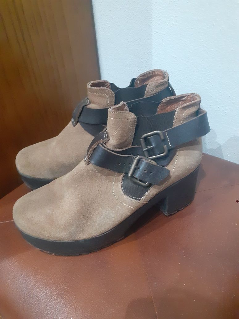 Botas com fivela