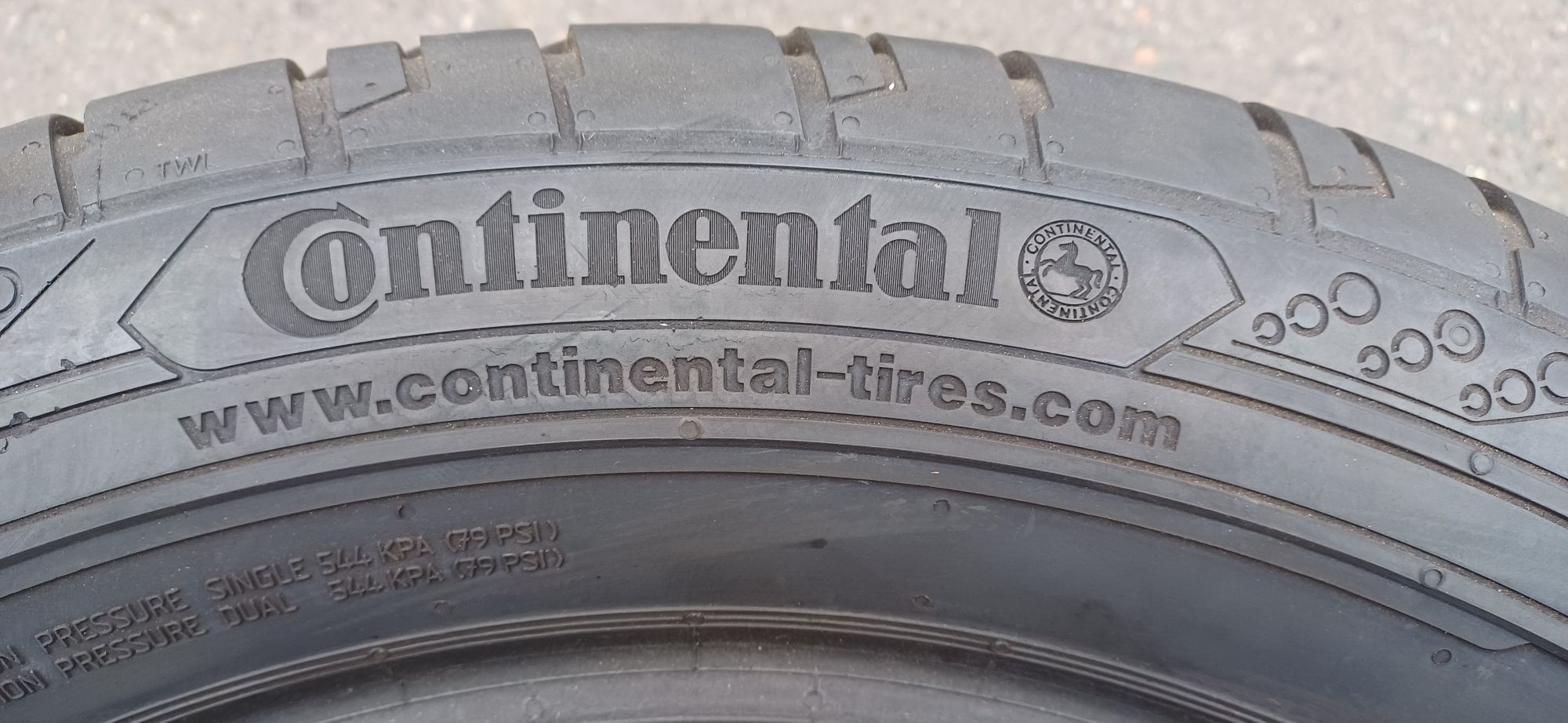 225/55R17C 109/107H CONTINENTAL , dwie opony letnie wzmacniane.