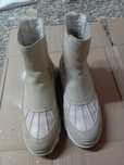 Botins beje em pele
