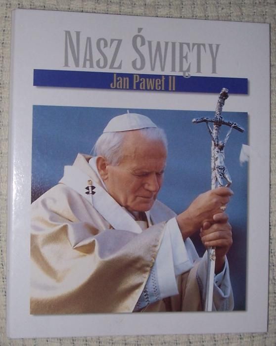 Jan Paweł II, segregator, płyta CD, książka o Karolu Wojtyle.