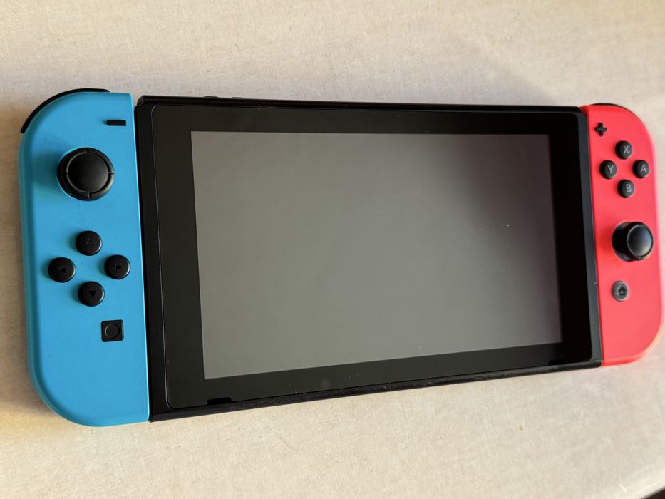 Nintendo Switch V2, idealny stan, duzy zestaw, JoyCon grip, strap,32GB