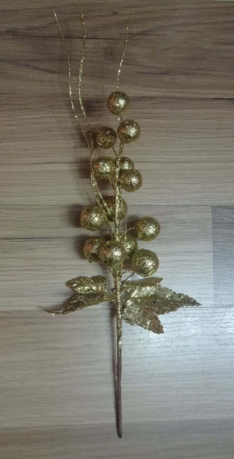 Sztuczna złota gałązka do kompozycji świątecznej.