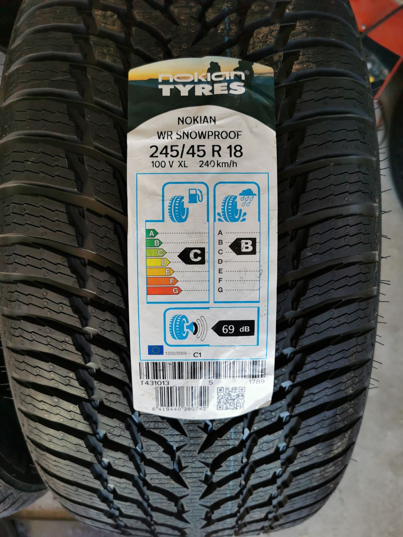 2x Nokian WR snowproof 245 45 r18 100V XL