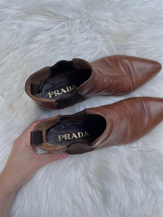 Жіночі коричневі шкіряні чоботи/ напів чоботи  від Prada оригінал